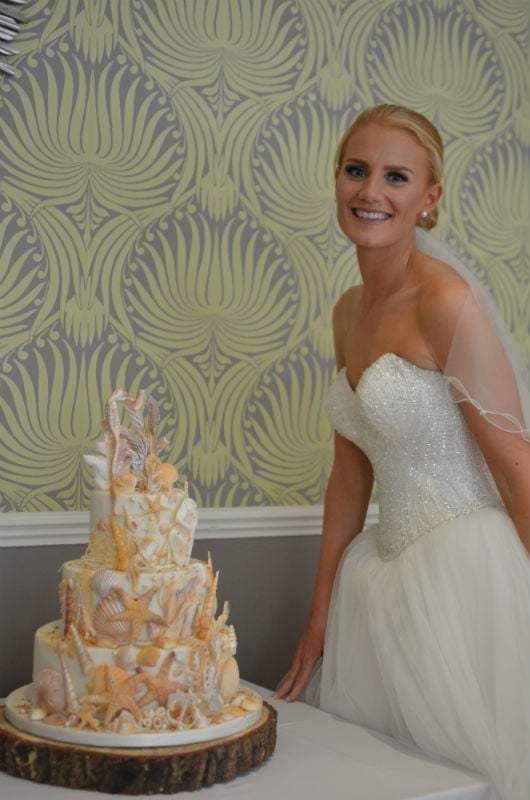 Lovely bride with her wedding cake.