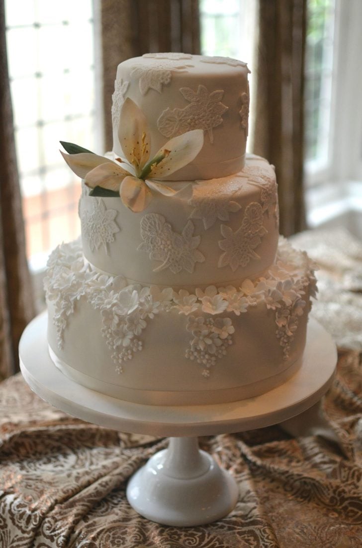 Athina cake Ivory & lace with sugar Lilly at Lilly Langtree Hotel.