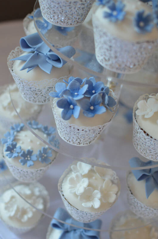 Pretty flower cupcakes.