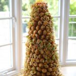 Summer croquembouche with daisies.